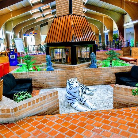 Douglas Inn And Conference Center Extérieur photo
