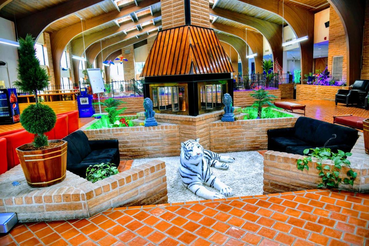 Douglas Inn And Conference Center Extérieur photo