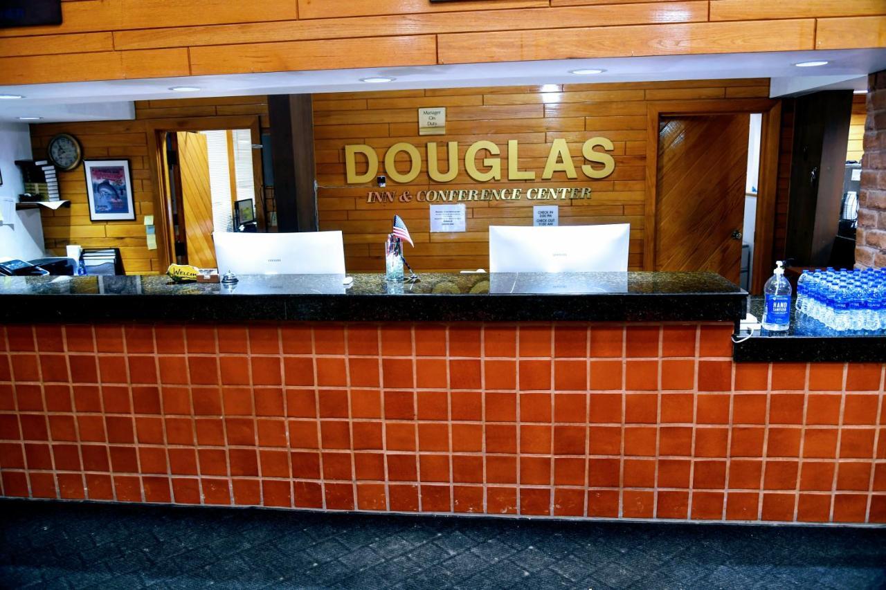 Douglas Inn And Conference Center Extérieur photo